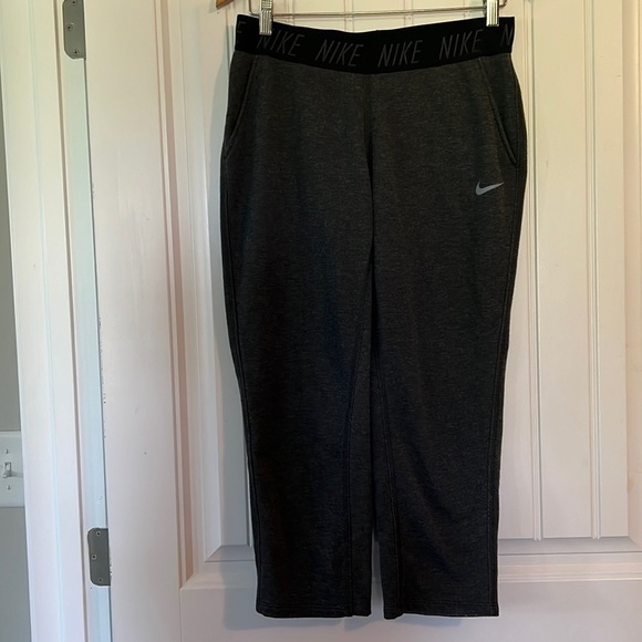 NIKE Crop Athletic sweat Pants Size Medium - Picture 1 of 5